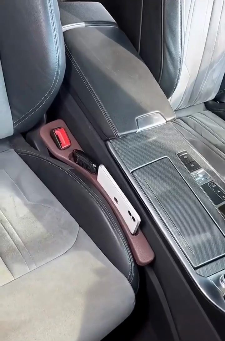 Fotograma del video real: el relleno puesto en el carro sosteniendo llaves y gafas