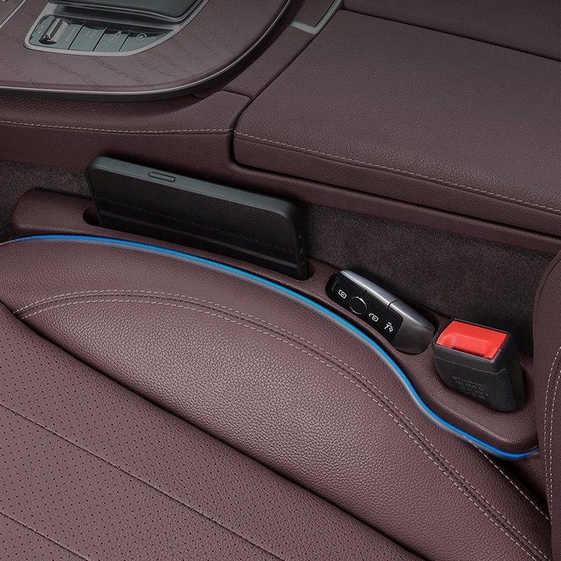 El relleno instalado sujetando un celular y la llave del carro, con la hebilla del cinturón accesible en su ranura